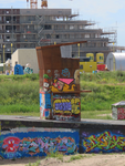 850245 Afbeelding van de luchtkoker op een deel van de graffitimuur langs de tijdelijke jongerenplek Teen Spot onder ...